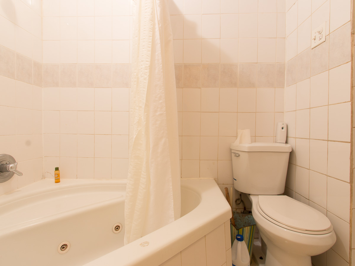 The Blue Room - First Floor Street Room $1600 All Utilities Included - Photo 11