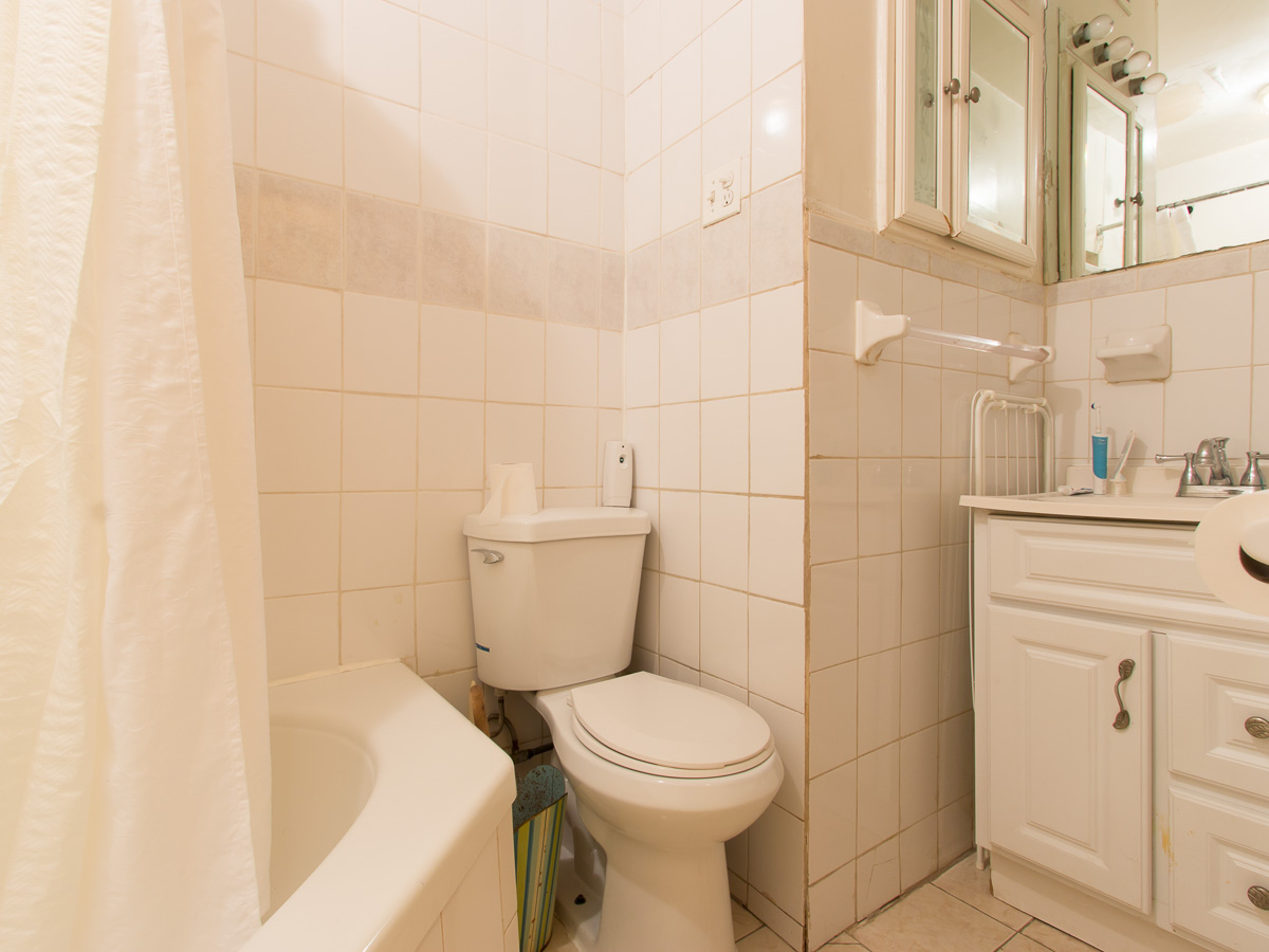 The Blue Room - First Floor Street Room $1600 All Utilities Included - Photo 12