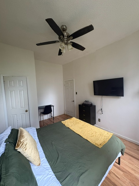The Blue Room - First Floor Street Room $1600 All Utilities Included - Photo 4