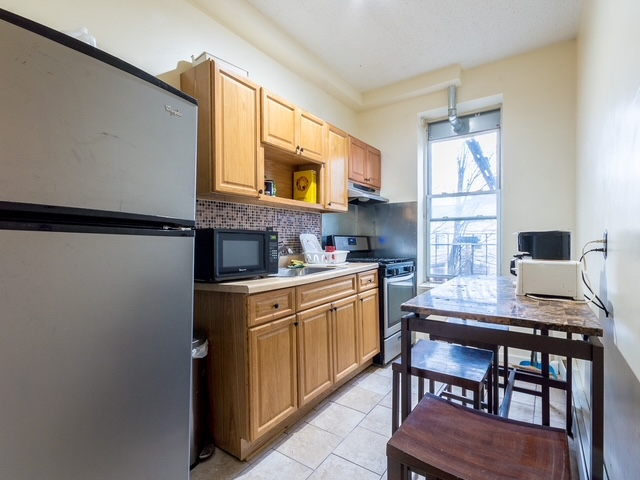 The Blue Room - First Floor Street Room $1600 All Utilities Included - Photo 8