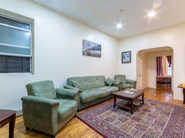 The Blue Room - First Floor Street Room $1600 All Utilities Included - Photo 11