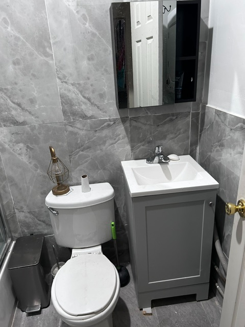 The Blue Room - First Floor Street Room $1600 All Utilities Included - Photo 12