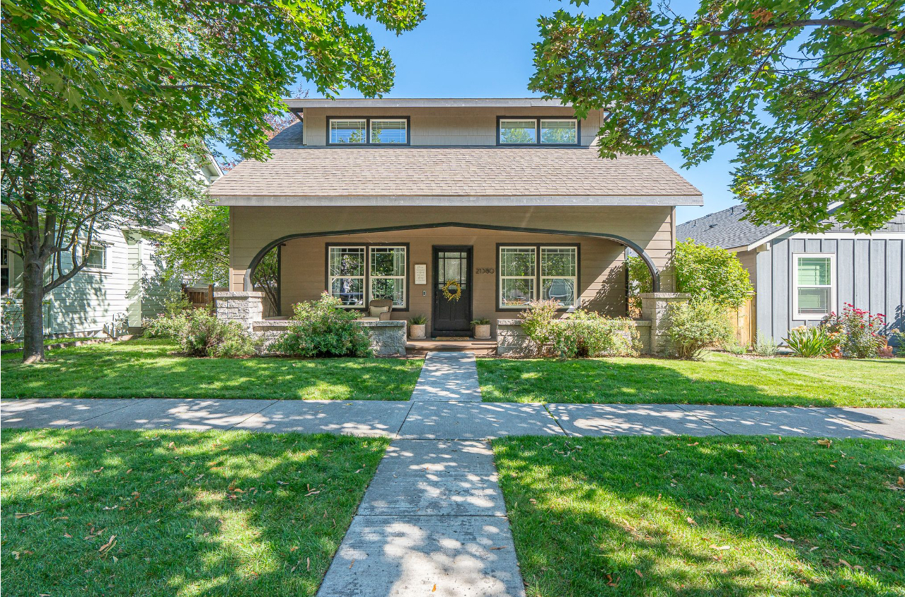 Beautiful Craftsman 4 bedroom + bonus room, A/C, minutes to St. Charles, Quiet NE Bend Neighborhood. Pet friendly! - Photo 1