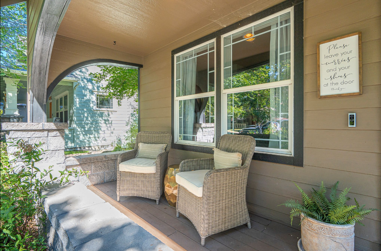 Beautiful Craftsman 4 bedroom + bonus room, A/C, minutes to St. Charles, Quiet NE Bend Neighborhood. Pet friendly! - Photo 3
