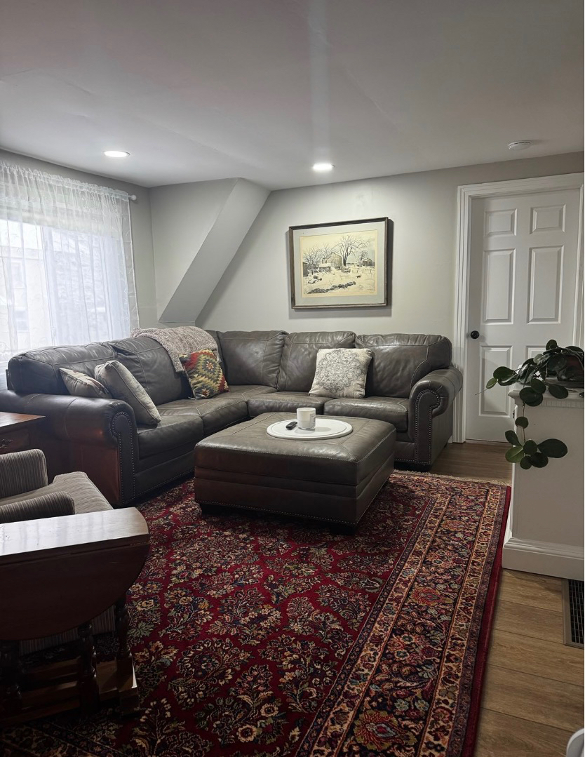 Cozy Furnished Carriage House - Photo 1
