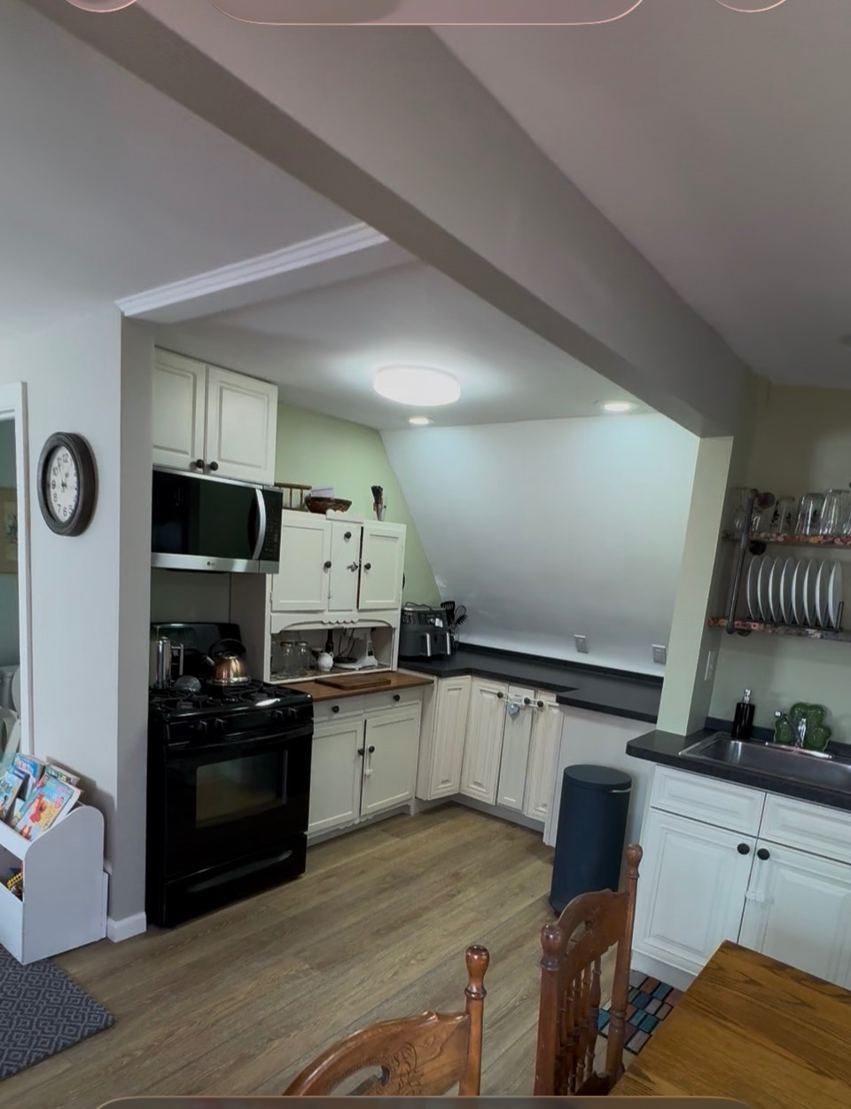 Cozy Furnished Carriage House - Photo 2