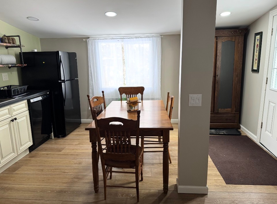 Cozy Furnished Carriage House - Photo 3