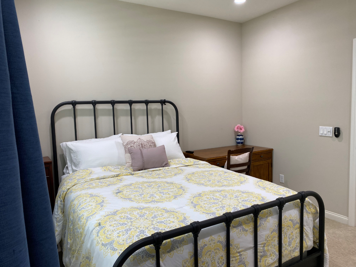 Spacious Private Bedroom & Bath in Camino Del Sur - All Utilities Included! - Photo 1