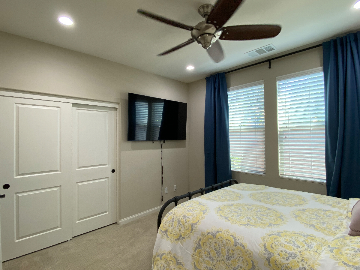 Spacious Private Bedroom & Bath in Camino Del Sur - All Utilities Included! - Photo 2