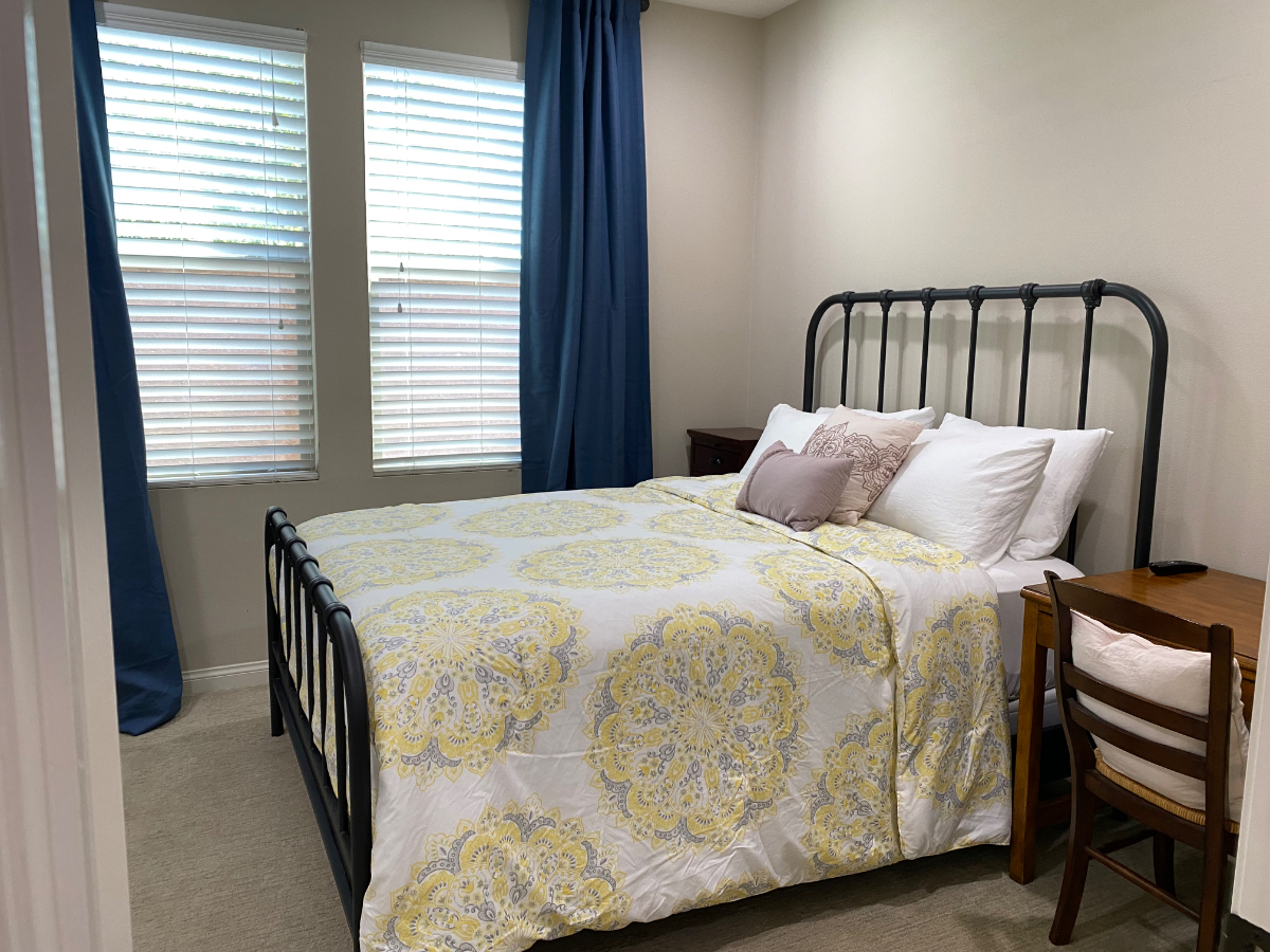 Spacious Private Bedroom & Bath in Camino Del Sur - All Utilities Included! - Photo 3