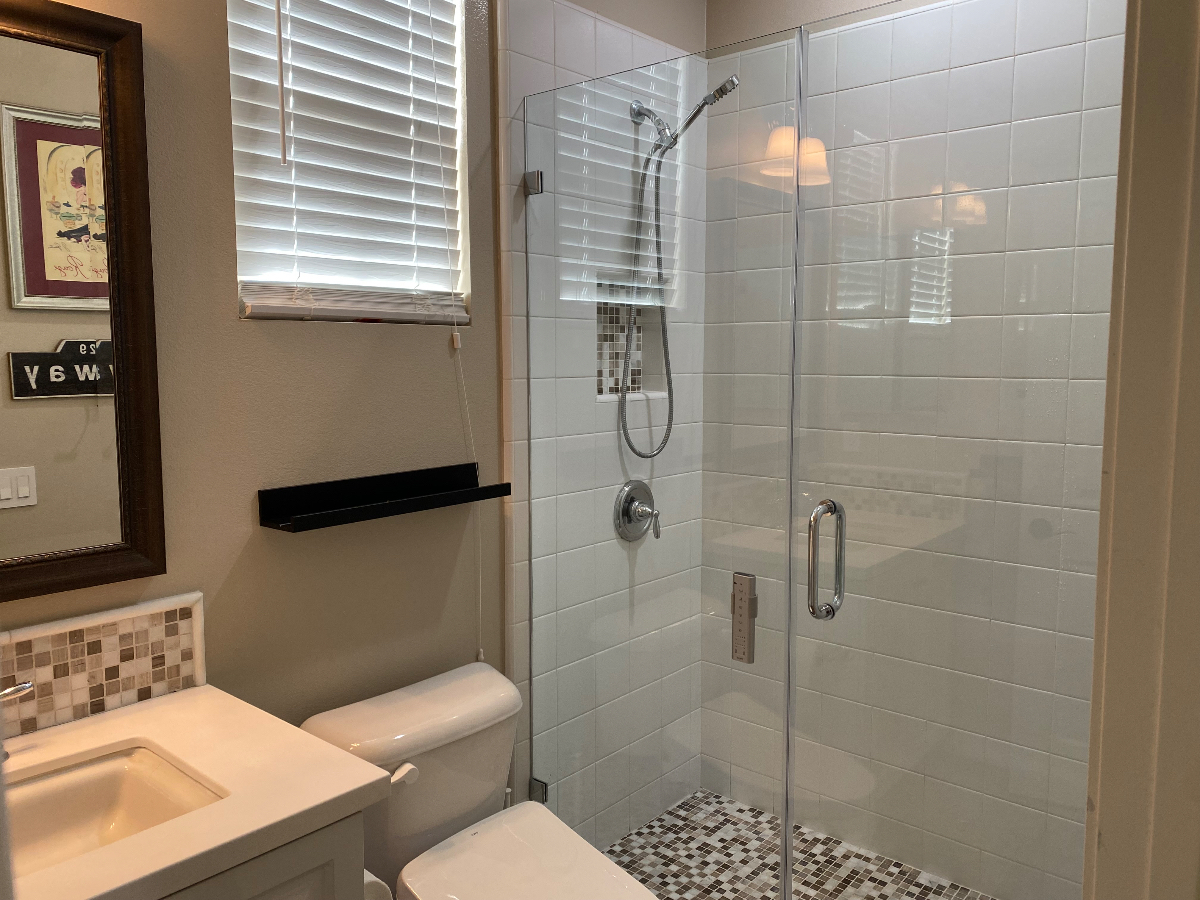 Spacious Private Bedroom & Bath in Camino Del Sur - All Utilities Included! - Photo 4