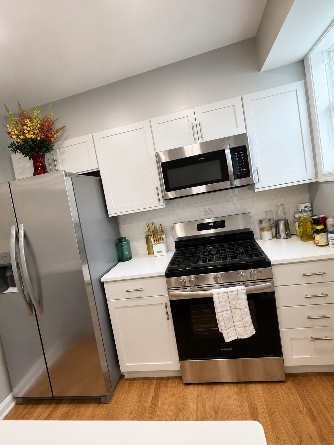 Modern Furnished 2BR Condo l Brand-New Interiors, In-Unit Laundry & Outdoor Living l Utilities Inclu - Photo 4