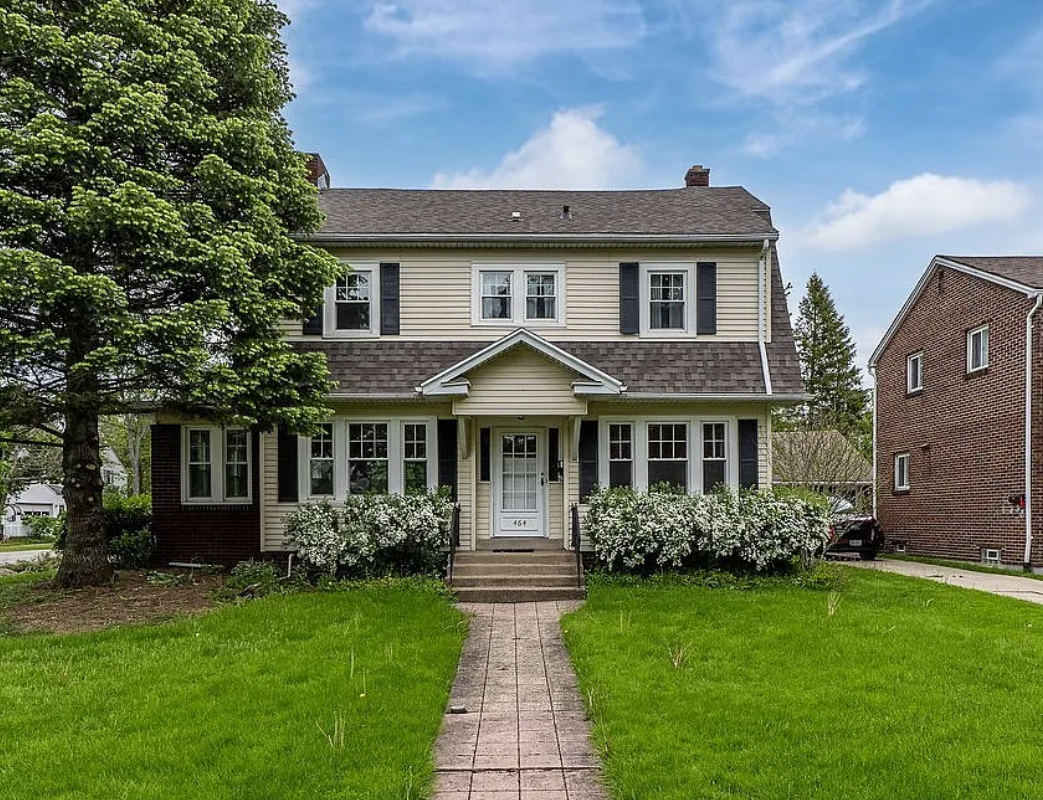 Spacious and Cozy Suburb Home - Photo 1