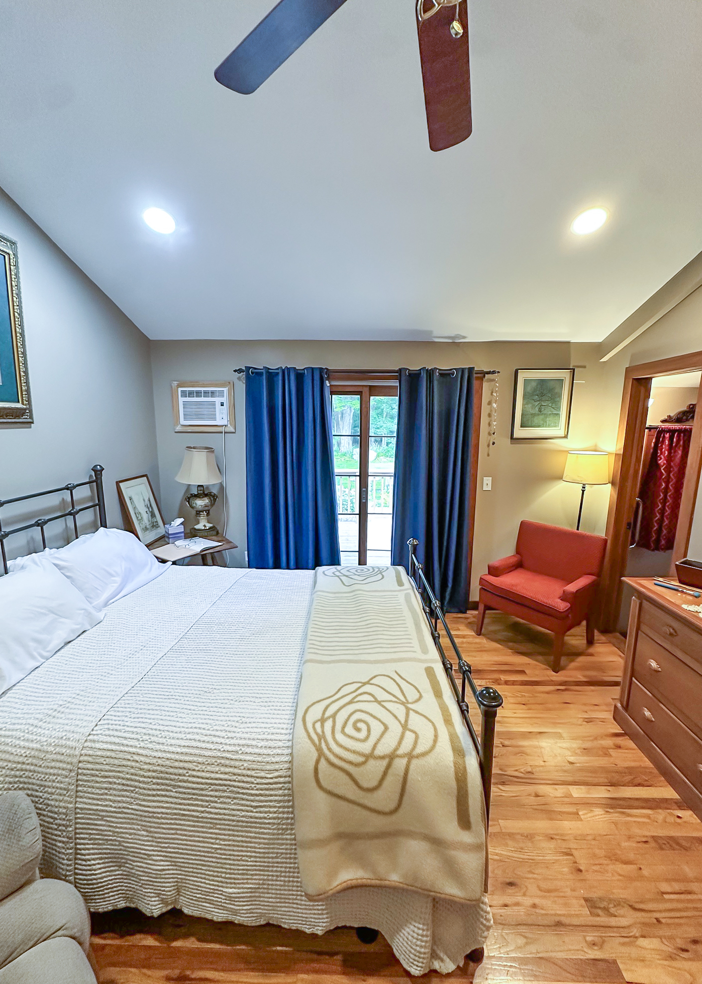 Woodland Haven Private Room with En-Suite Bath - Photo 2