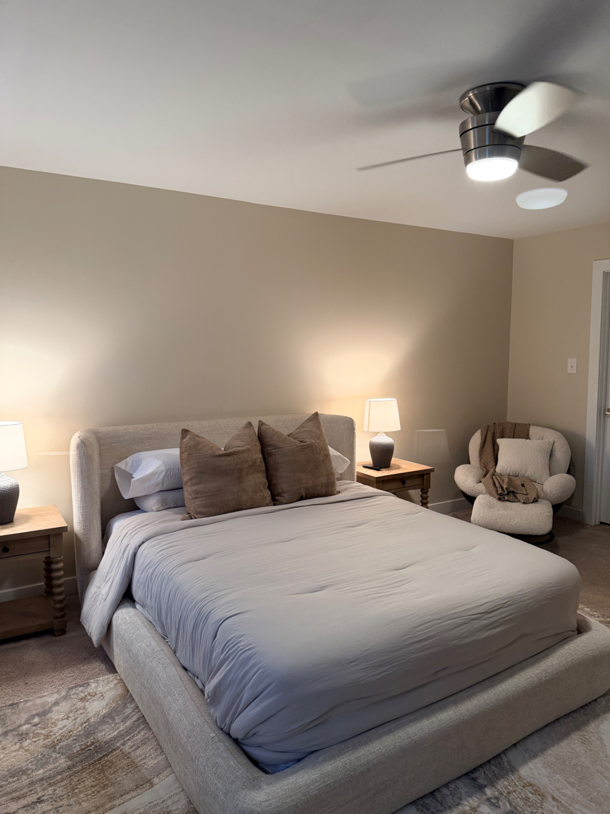Spacious Queen Room with New Furnishings & Blackout Curtains - Photo 2