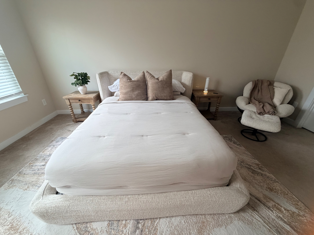 Spacious Queen Room with New Furnishings & Blackout Curtains - Photo 6