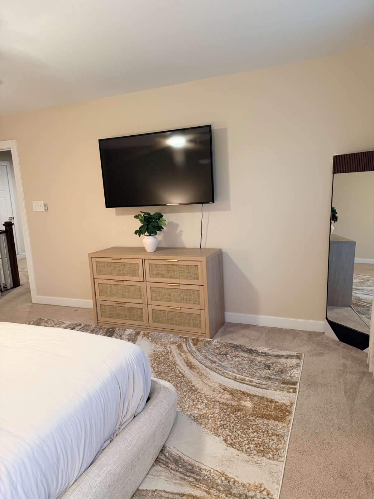 Spacious Queen Room with New Furnishings & Blackout Curtains - Photo 7