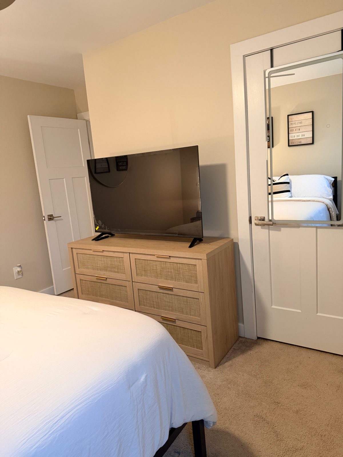 Spacious Queen Room with New Furnishings & Blackout Curtains - Photo 4