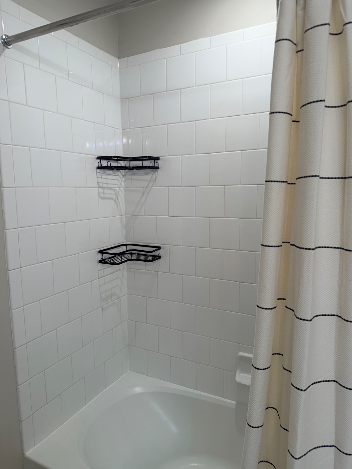 Spacious Queen Room with New Furnishings & Blackout Curtains - Photo 7