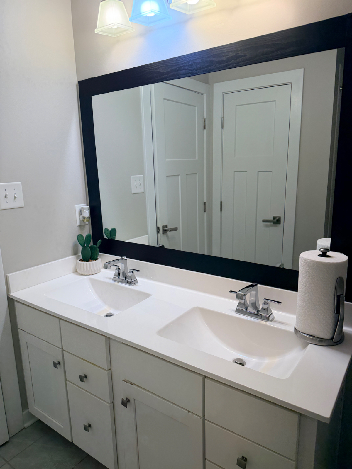 Spacious Queen Room with New Furnishings & Blackout Curtains - Photo 11