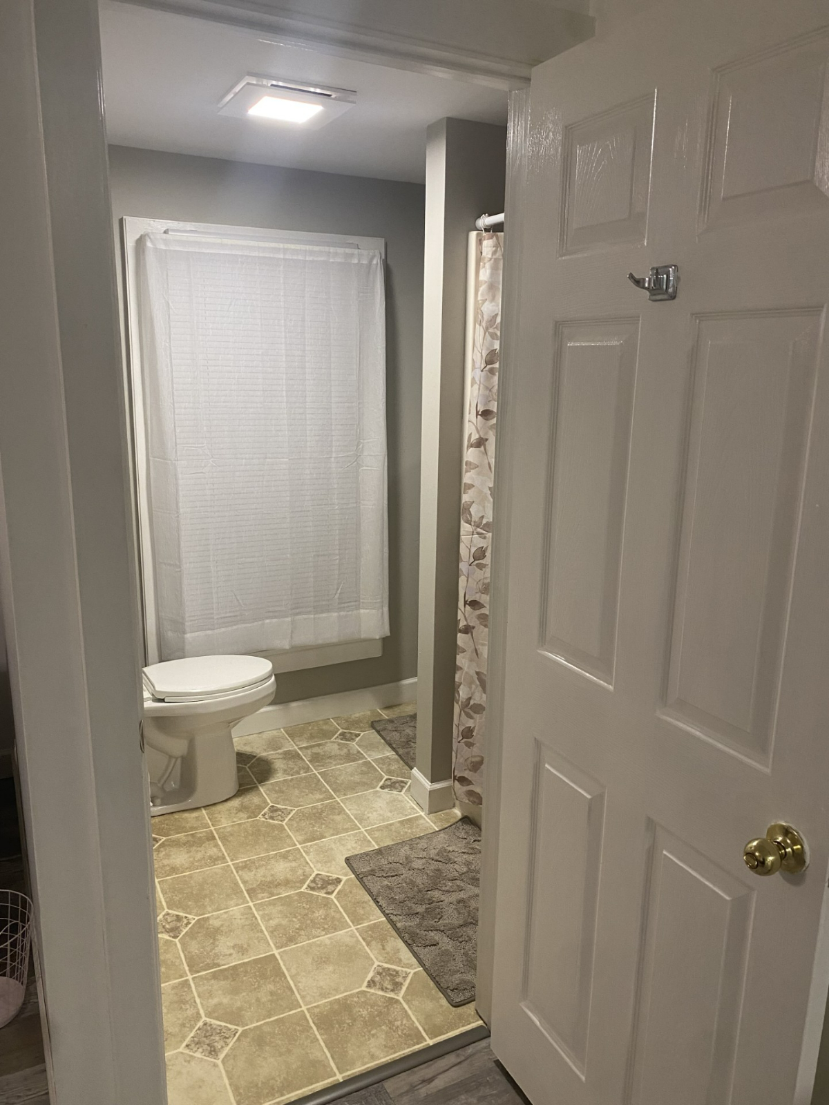 Clean and Freshly Renovated 2BR Upstairs Apt - Photo 5