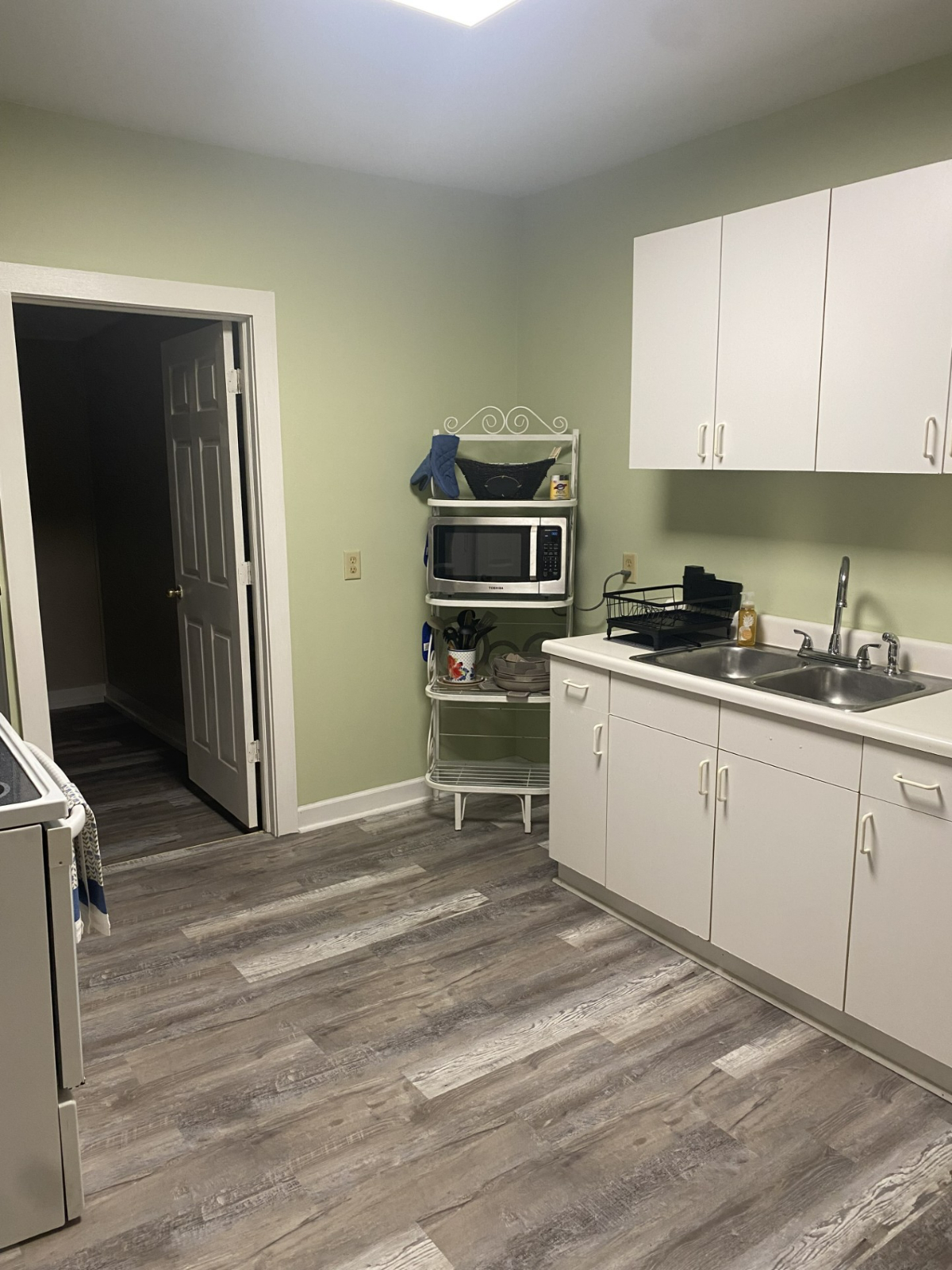 Clean and Freshly Renovated 2BR Upstairs Apt - Photo 2