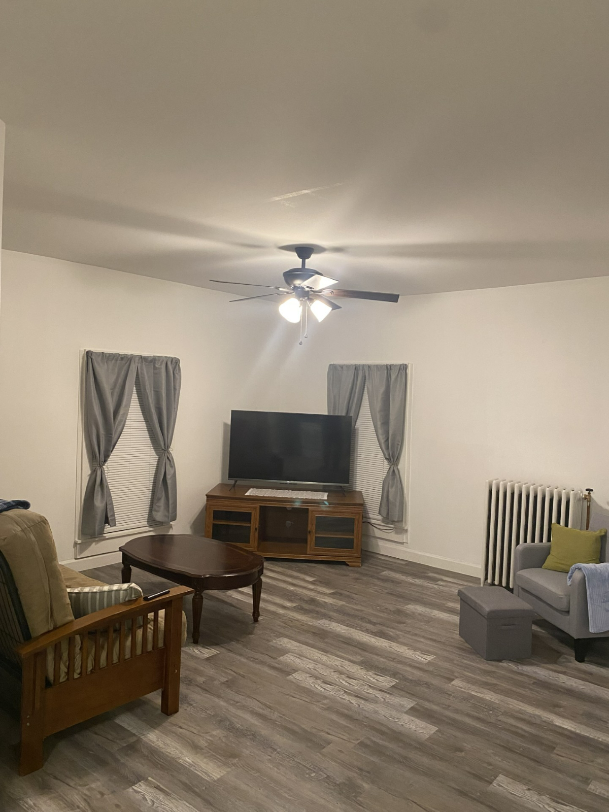 Clean and Freshly Renovated 2BR Upstairs Apt - Photo 1