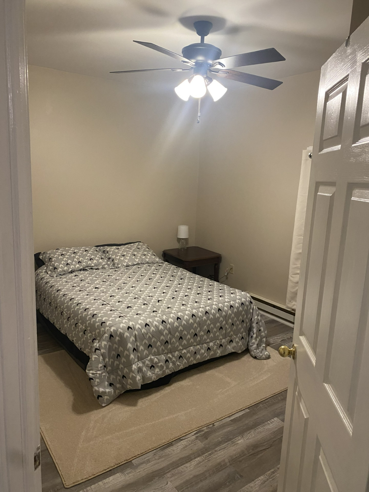 Clean and Freshly Renovated 2BR Upstairs Apt - Photo 4