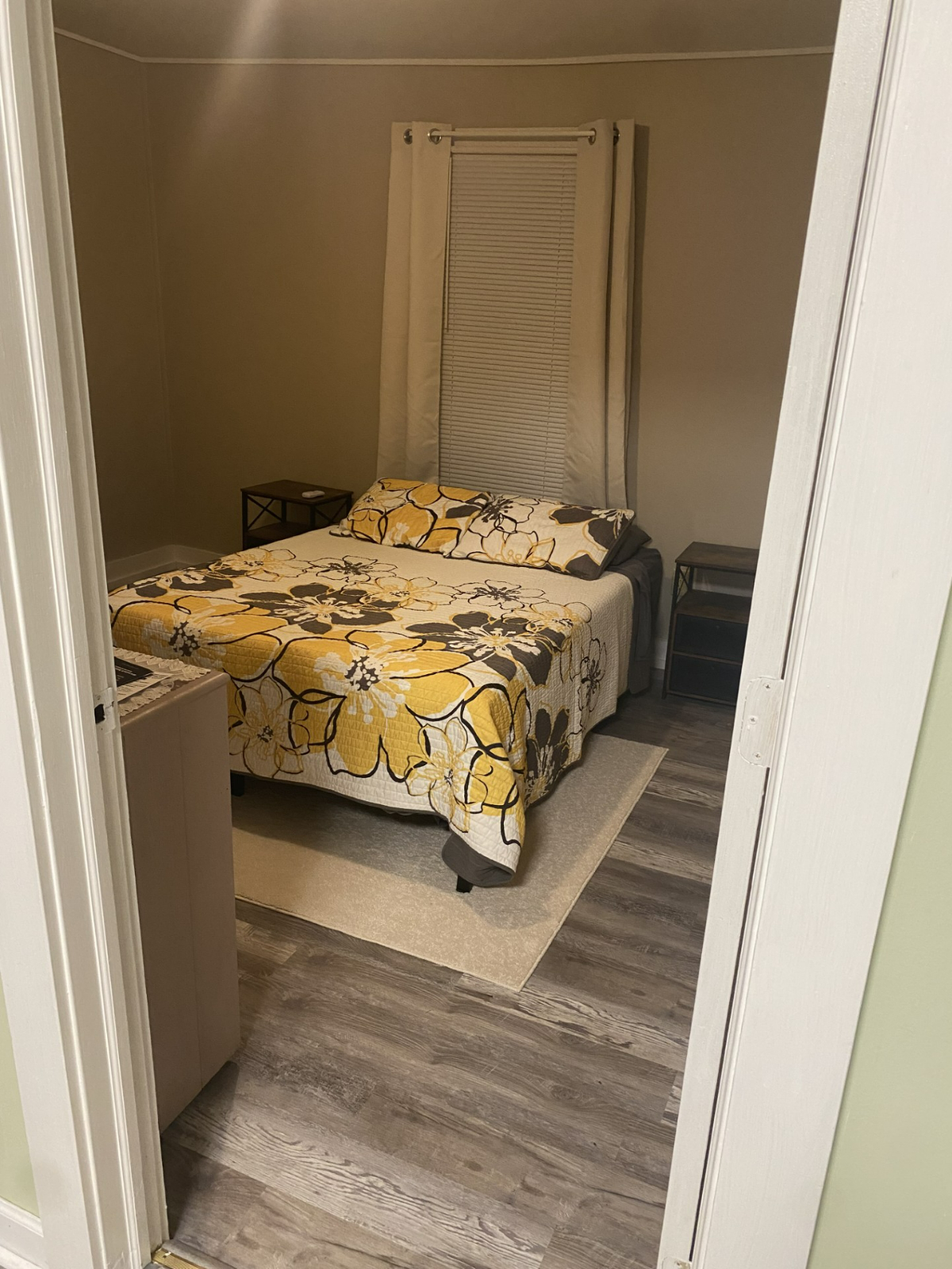 Clean and Freshly Renovated 2BR Upstairs Apt - Photo 3