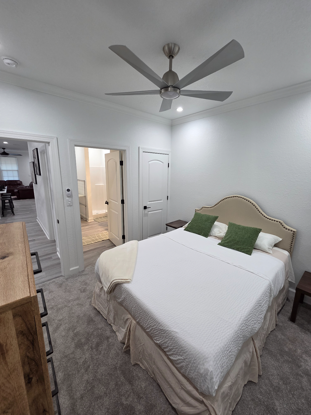Executive Queen Suite | Private En-Suite Bath & Parking - Photo 4