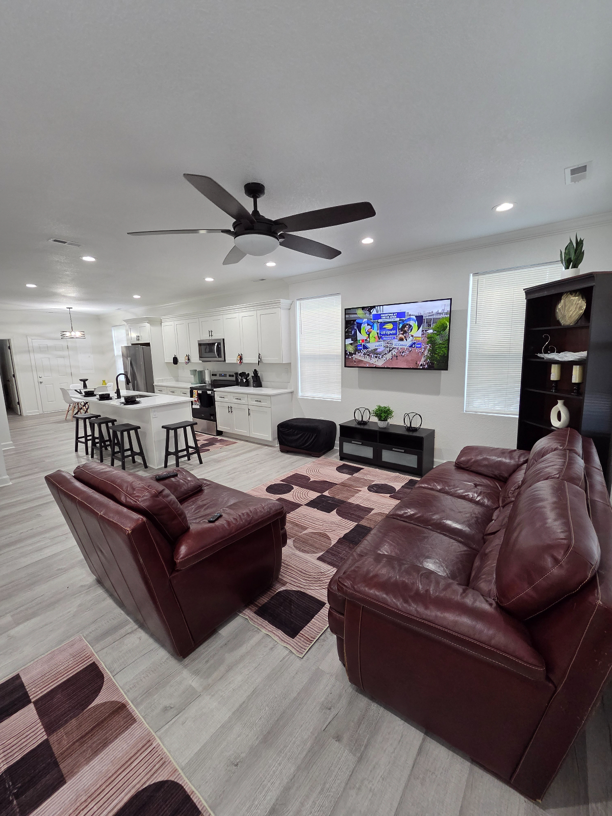 Executive Queen Suite | Private En-Suite Bath & Parking - Photo 9