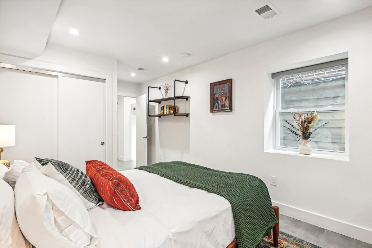 Fully-furnished, pet-friendly, park-facing home. All utilities included- for rent by owner! - Photo 2
