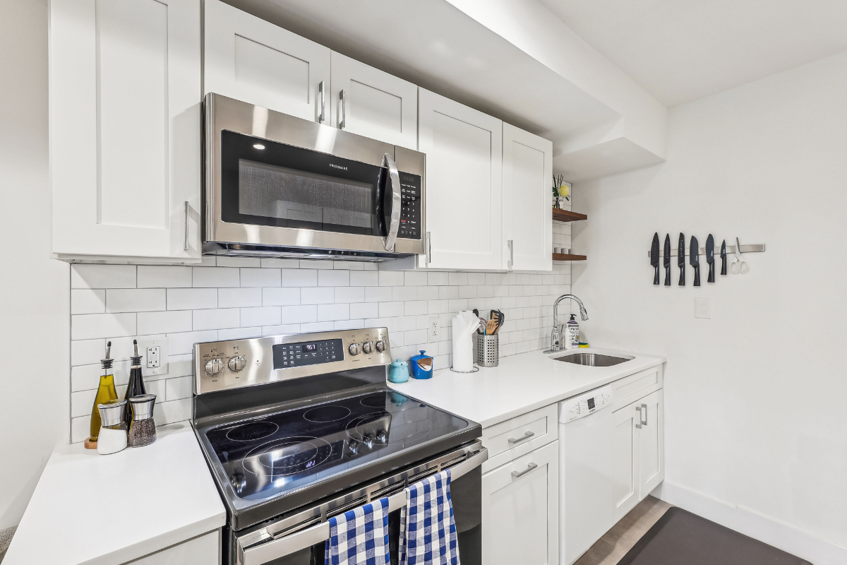 Fully-furnished, pet-friendly, park-facing home. All utilities included- for rent by owner! - Photo 6