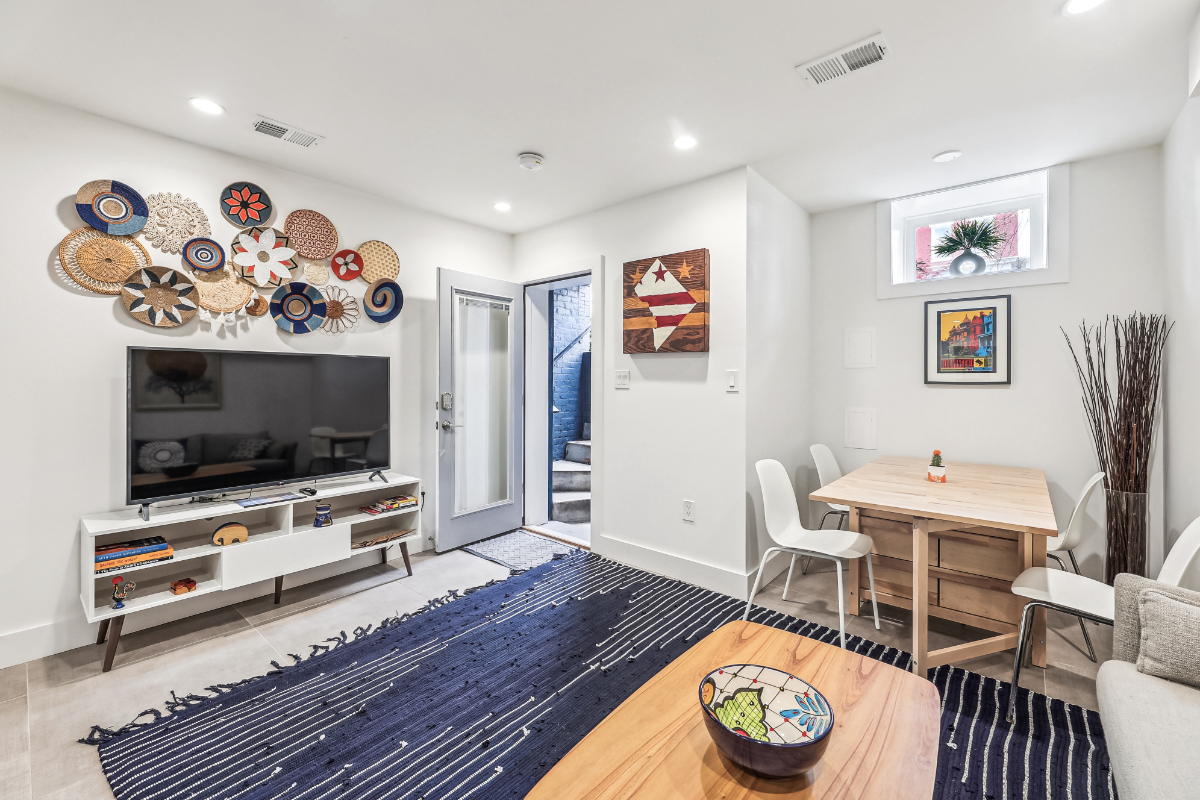 Fully-furnished, pet-friendly, park-facing home. All utilities included- for rent by owner! - Photo 3