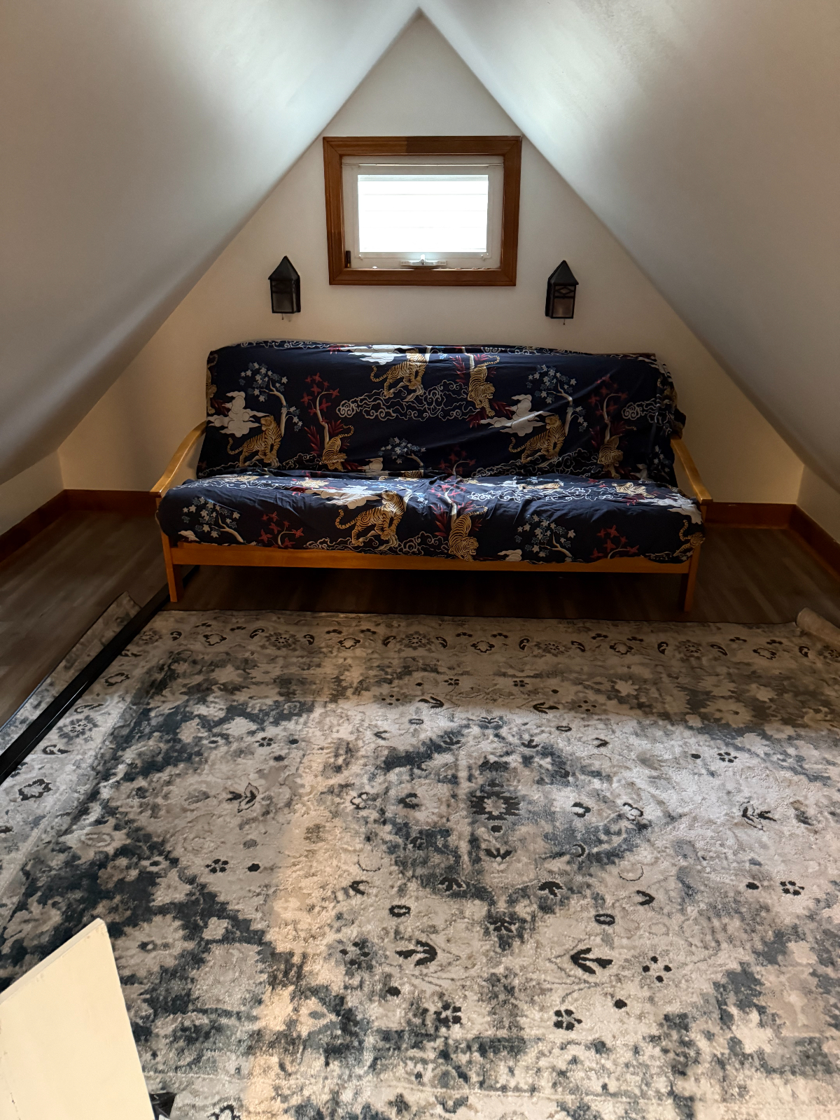 SKIERS WELCOME! NEWLY RENOVATED/fully furnished 2 bed/1 bath apartment in private neighborhood les - Photo 2