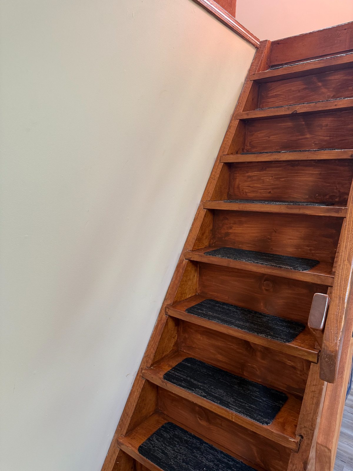 SKIERS WELCOME! NEWLY RENOVATED/fully furnished 2 bed/1 bath apartment in private neighborhood les - Photo 5