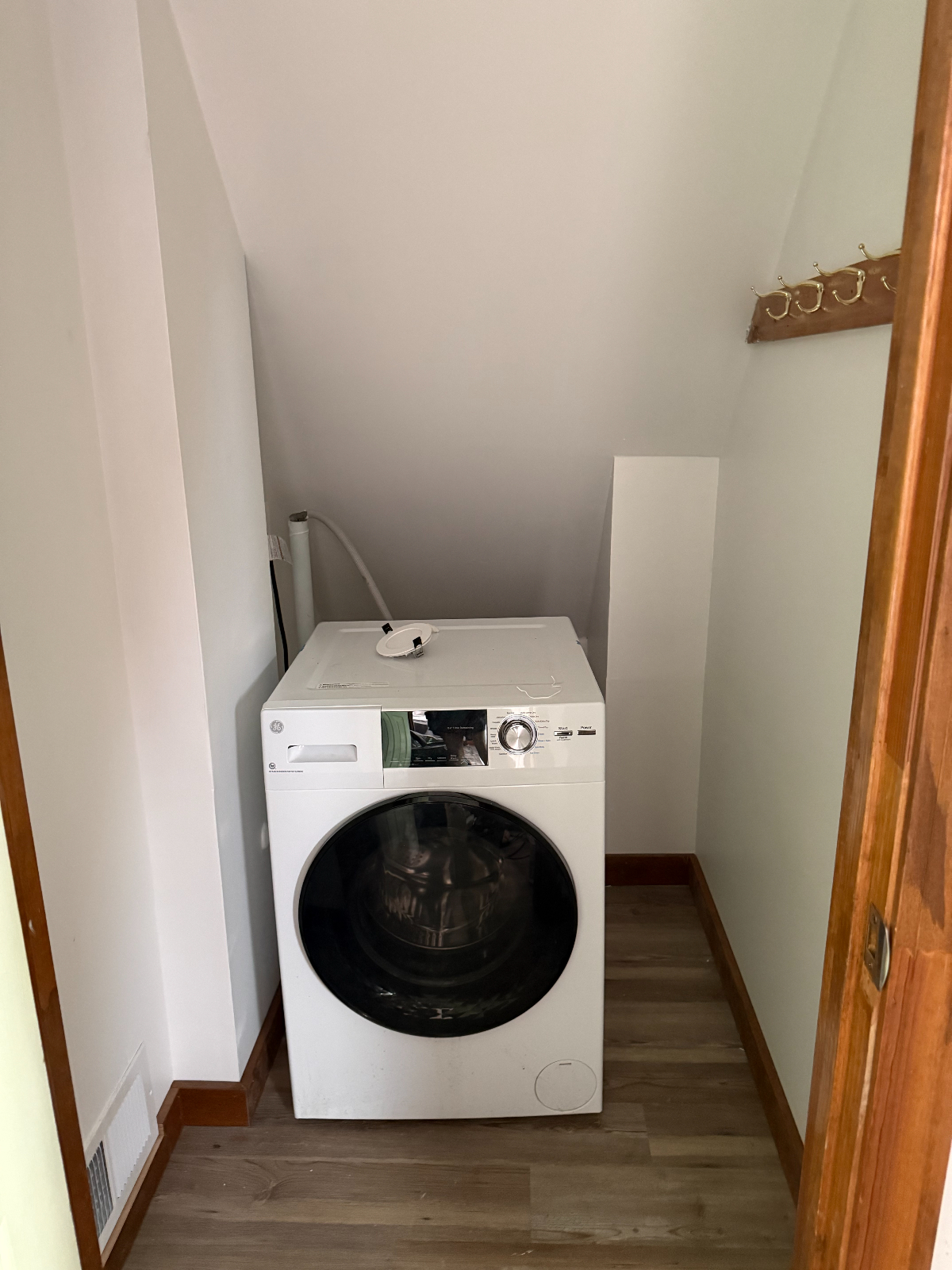 SKIERS WELCOME!  NEWLY RENOVATED/fully furnished  2 bed/1 bath apartment in private neighborhood les - Photo 7