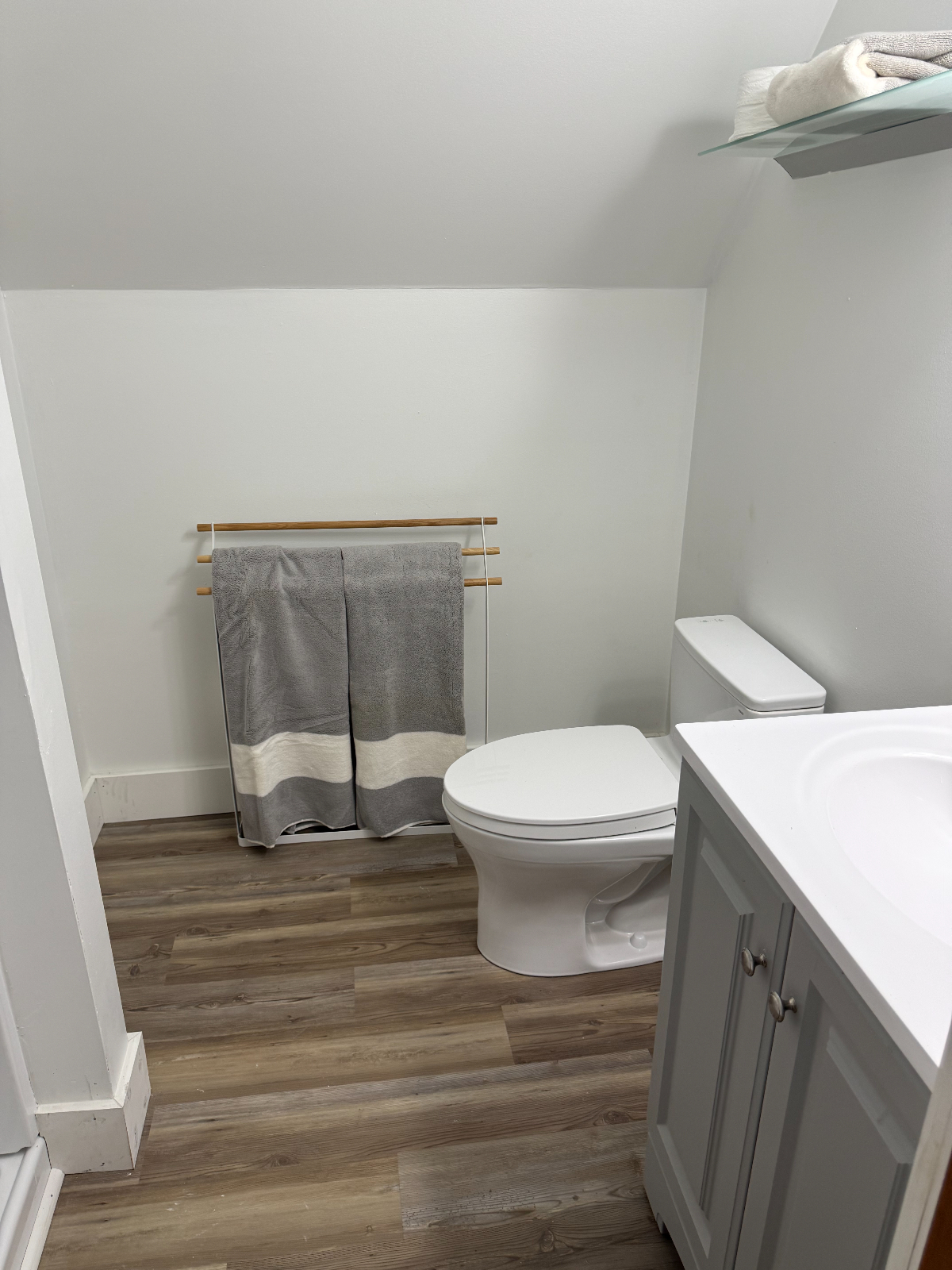 SKIERS WELCOME!  NEWLY RENOVATED/fully furnished  2 bed/1 bath apartment in private neighborhood les - Photo 8