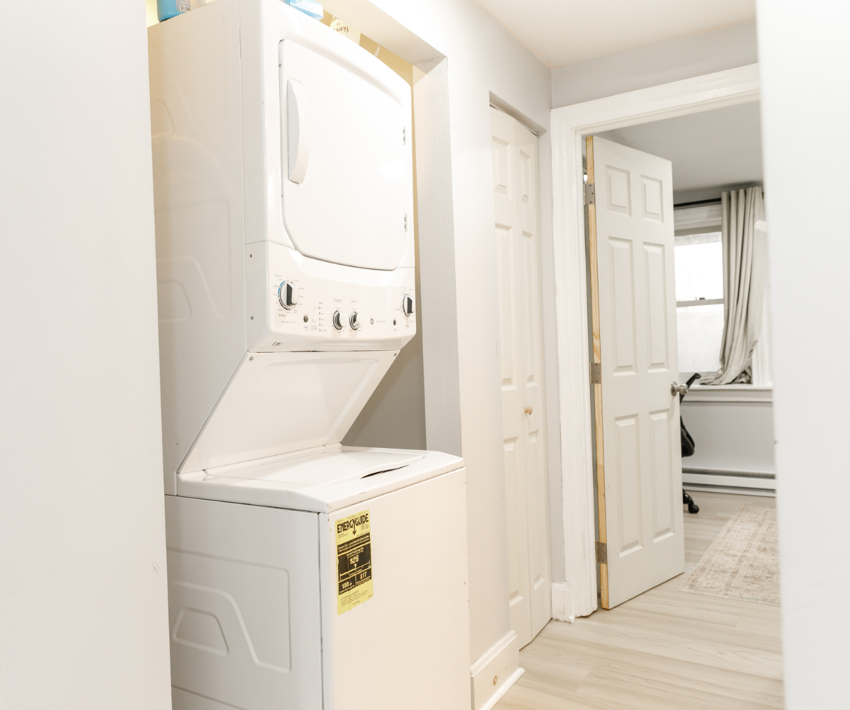 Comfortable Furnished 1BR, King Bed & Laundry, Minutes to Albany Hospitals - Photo 3