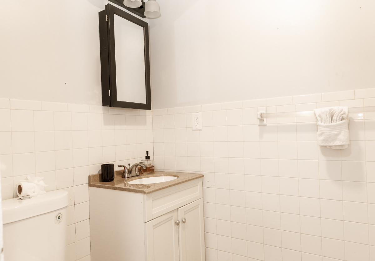 Comfortable Furnished 1BR, King Bed & Laundry, Minutes to Albany Hospitals - Photo 5