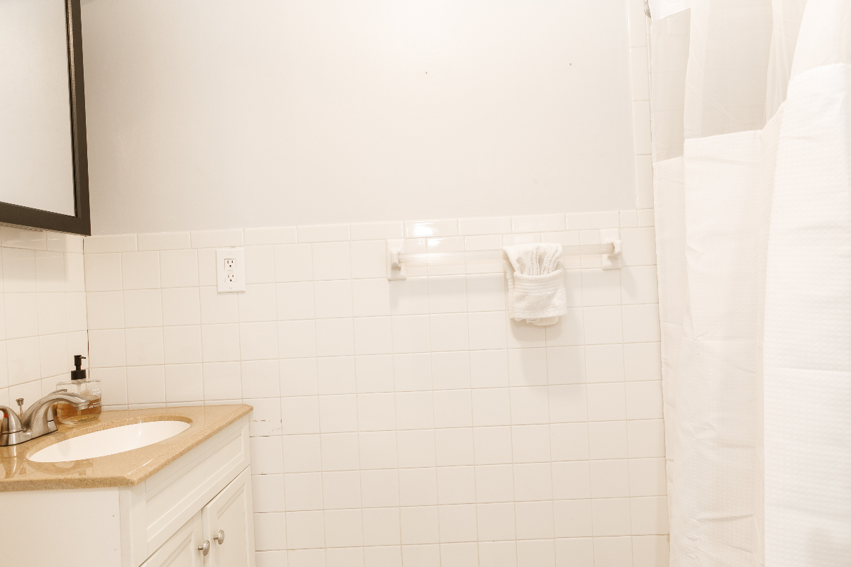Comfortable Furnished 1BR, King Bed & Laundry, Minutes to Albany Hospitals - Photo 7