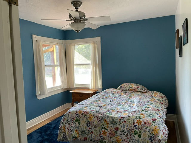 Furnished private bedroom in cozy, updated home - Photo 4