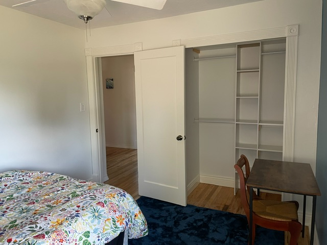 Furnished private bedroom in cozy, updated home - Photo 5