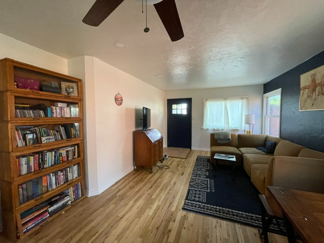 Furnished private bedroom in cozy, updated home - Photo 3