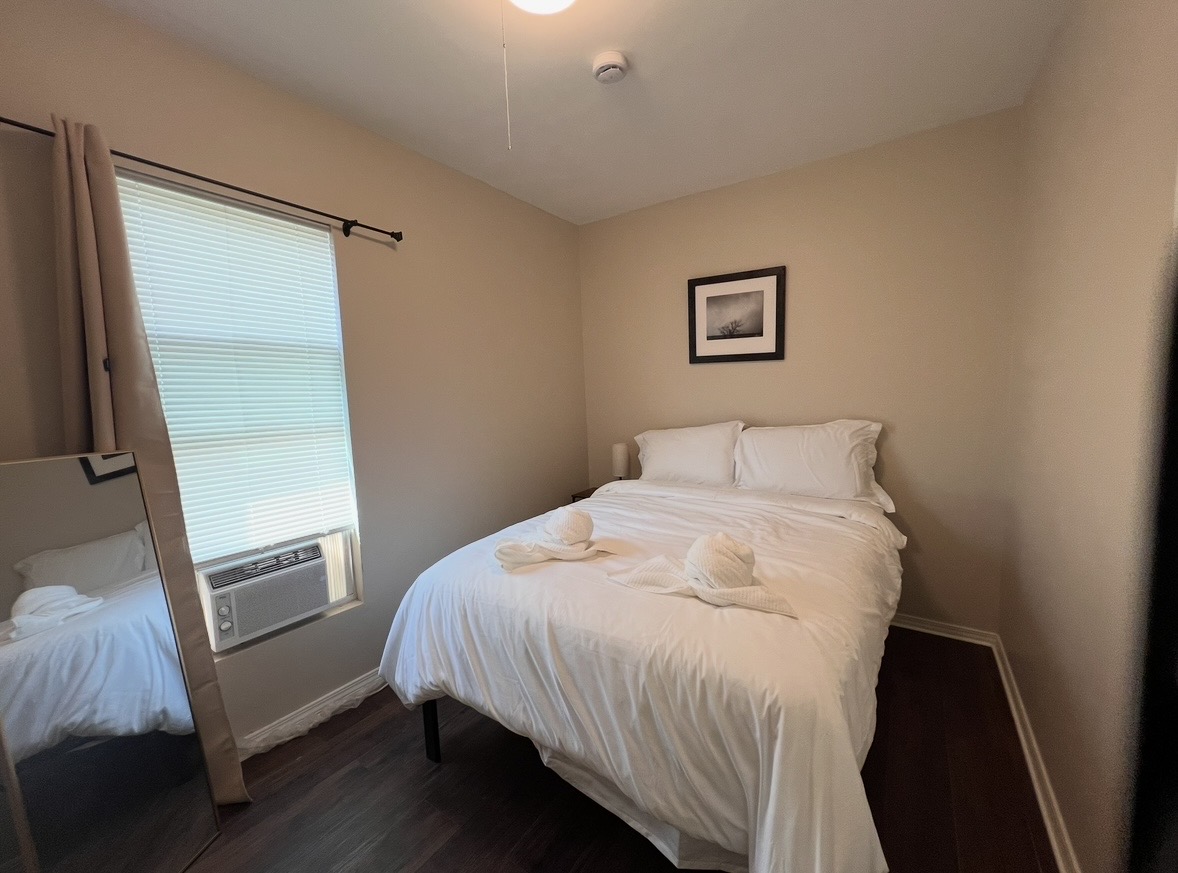 (Tradesmen Gem, can rent by room) Gorgeously remodeled Victorian home with Off Street Parking - Photo 4