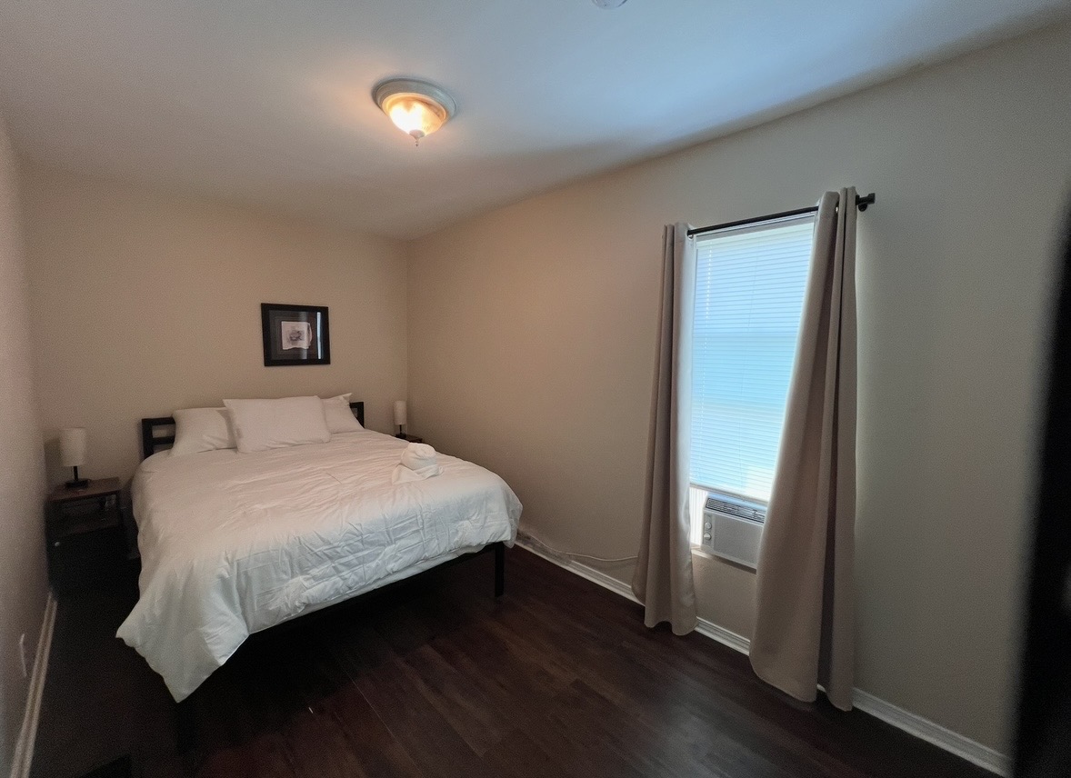 (Tradesmen Gem, can rent by room) Gorgeously remodeled Victorian home with Off Street Parking - Photo 3