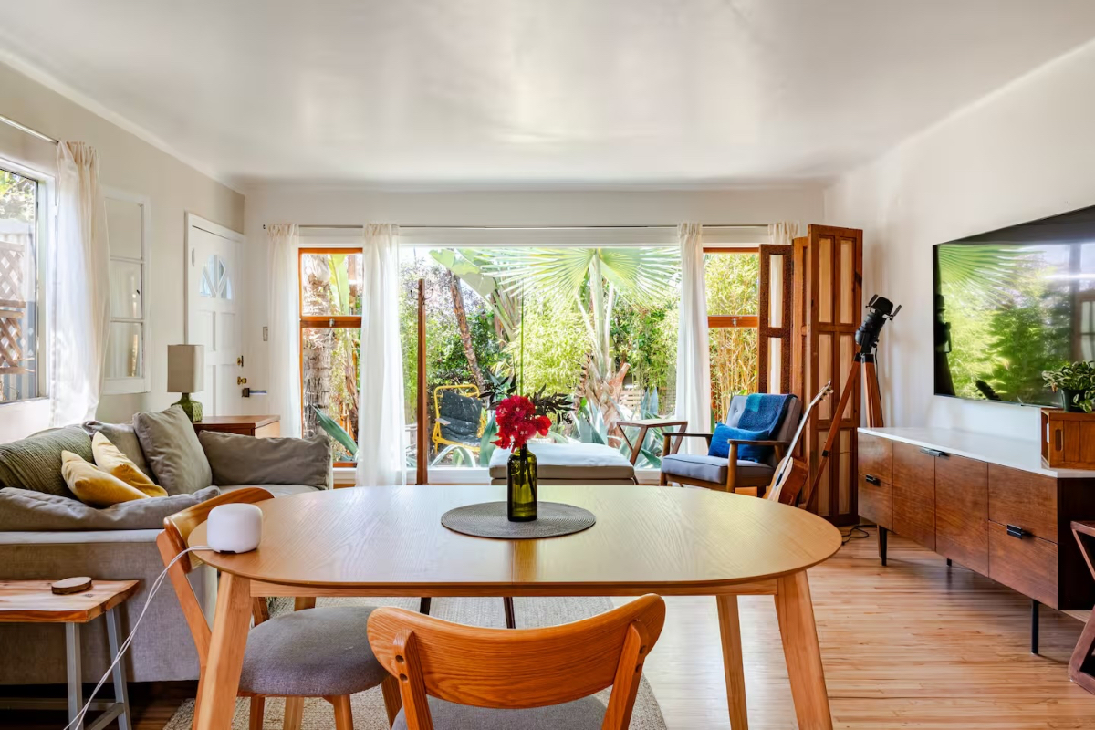 Private Furnished Venice House + Huge Garden Patio | 30+ Day Stays - Photo 2