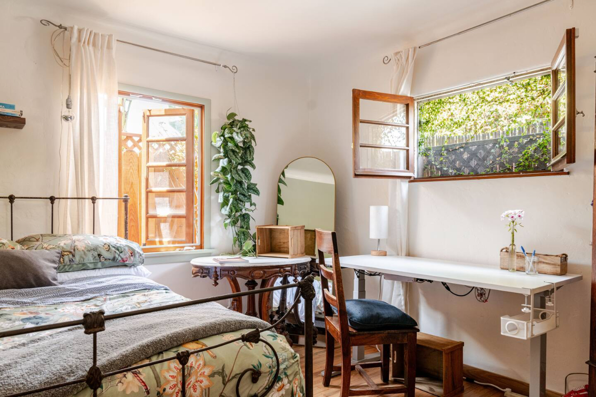 Private Furnished Venice House + Huge Garden Patio | 30+ Day Stays - Photo 4