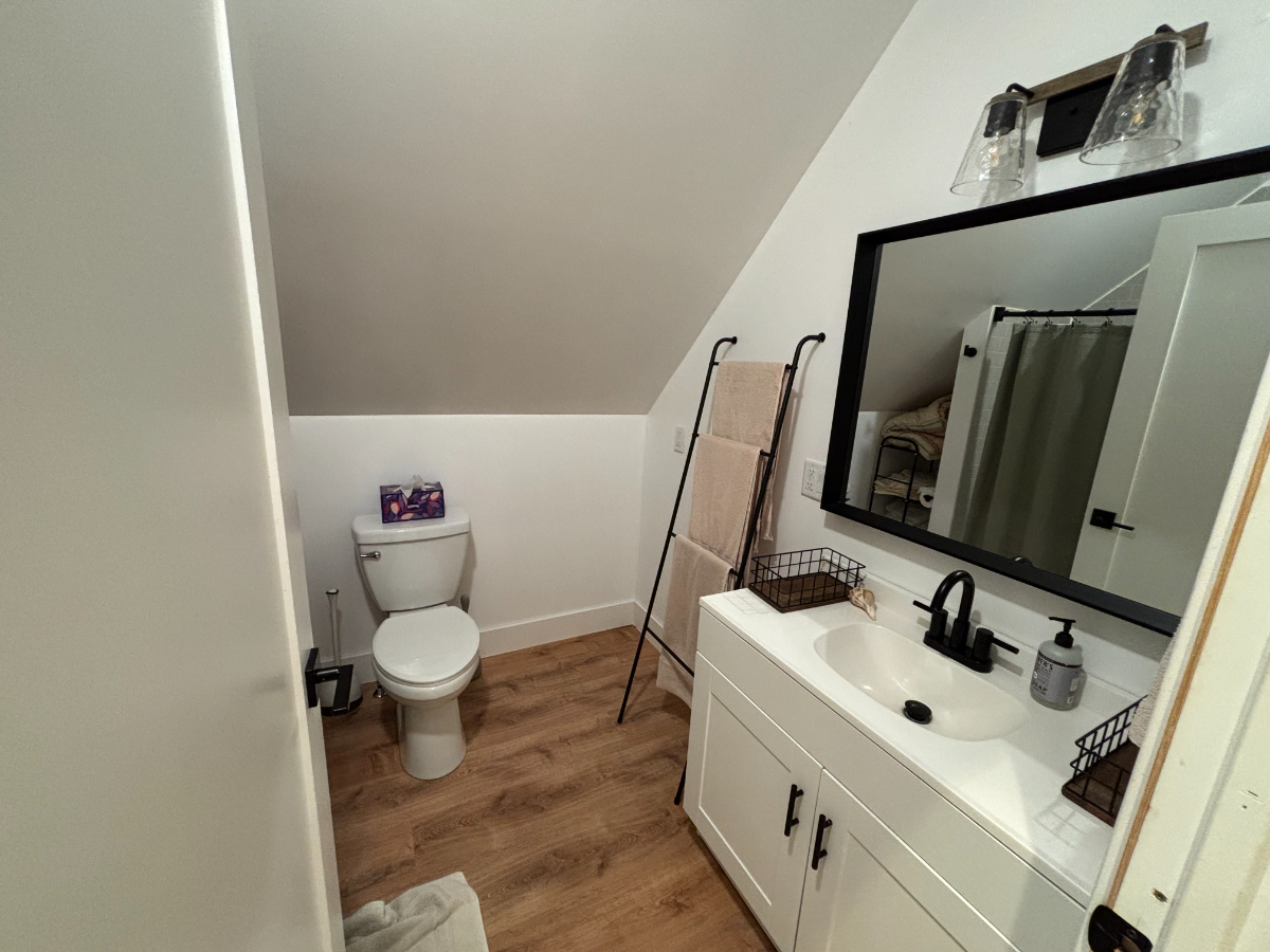 Private 1 Bedroom Apartment - Photo 3