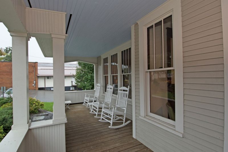 FULLY furnished, drop your Bags, Live and / or Go Explore! - Photo 2